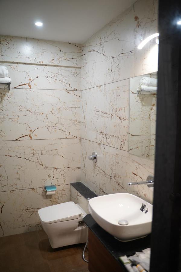 Leela Bizotel Junagadh Buitenkant foto