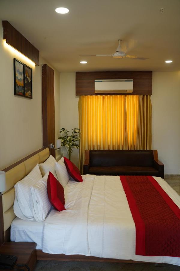 Leela Bizotel Junagadh Buitenkant foto