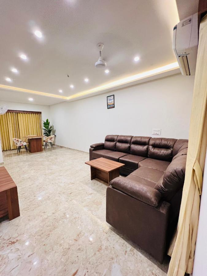 Leela Bizotel Junagadh Buitenkant foto
