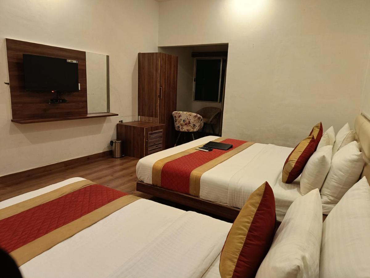 Leela Bizotel Junagadh Buitenkant foto