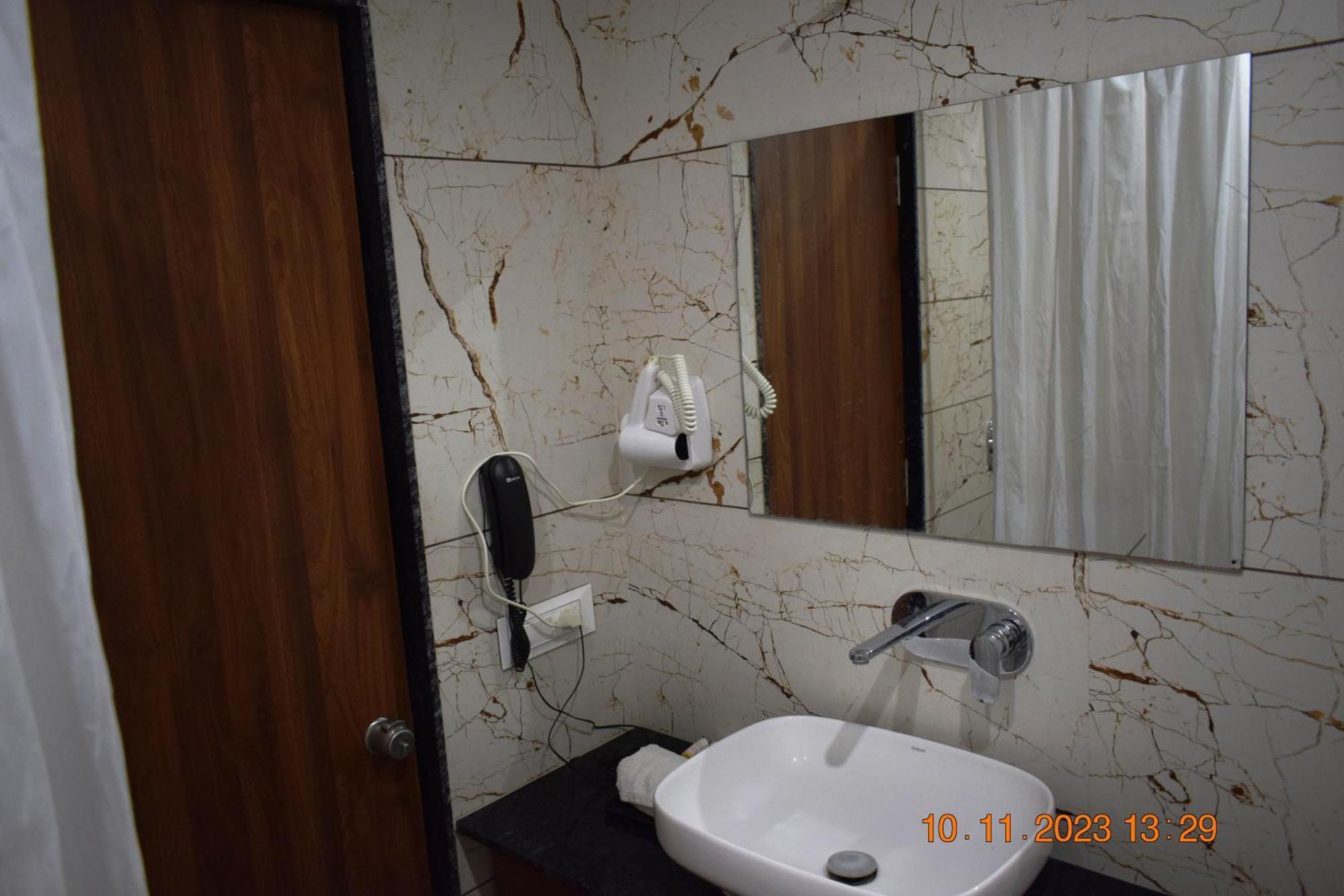 Leela Bizotel Junagadh Buitenkant foto