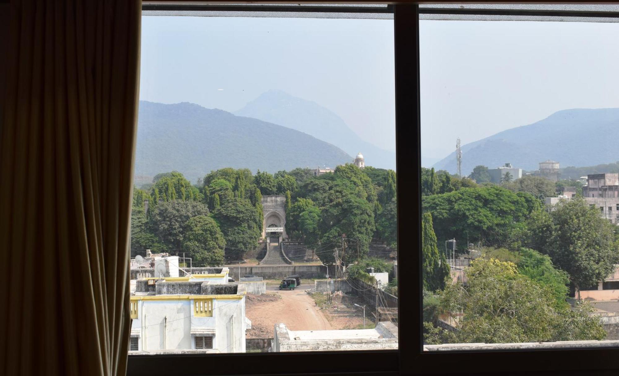 Leela Bizotel Junagadh Buitenkant foto