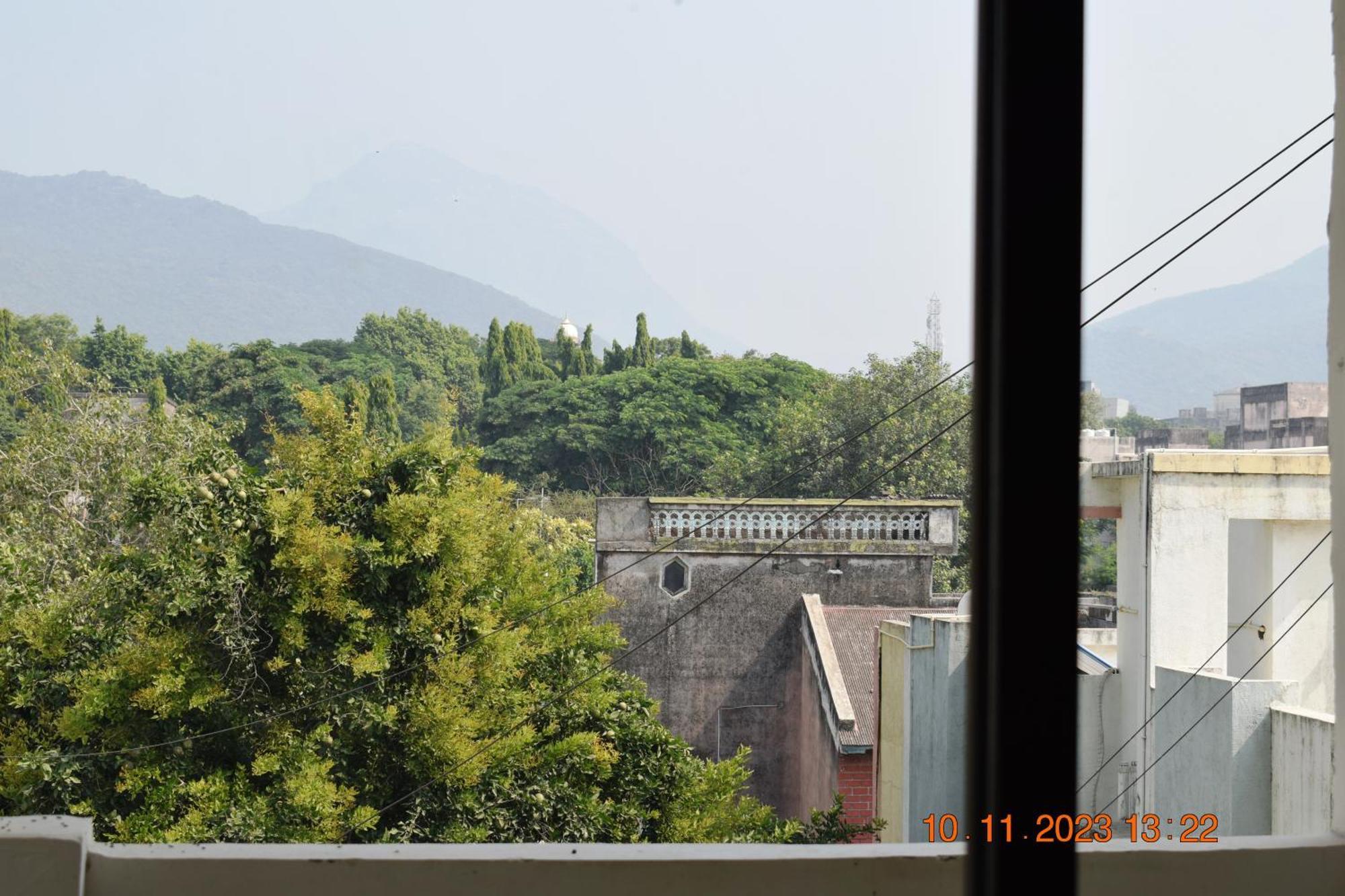Leela Bizotel Junagadh Buitenkant foto