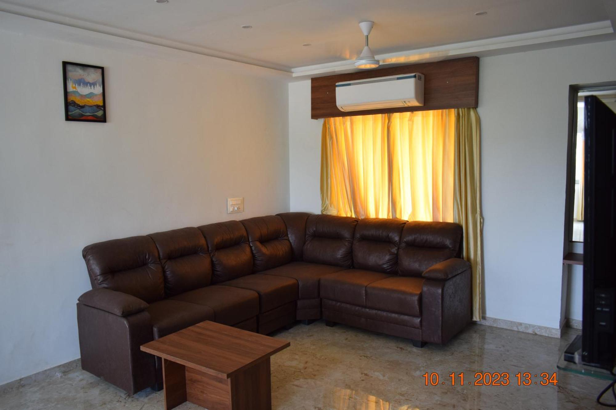 Leela Bizotel Junagadh Buitenkant foto