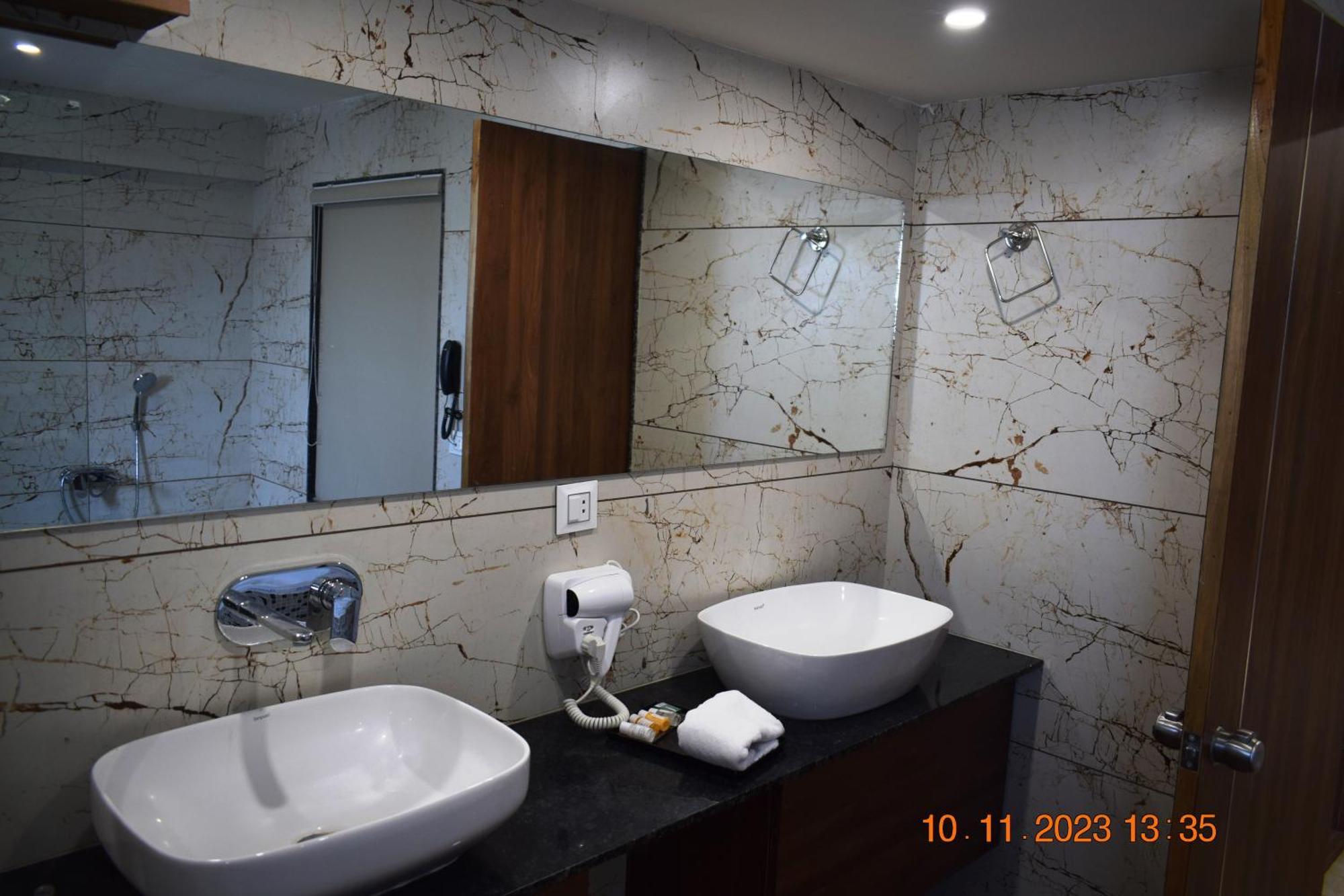 Leela Bizotel Junagadh Buitenkant foto